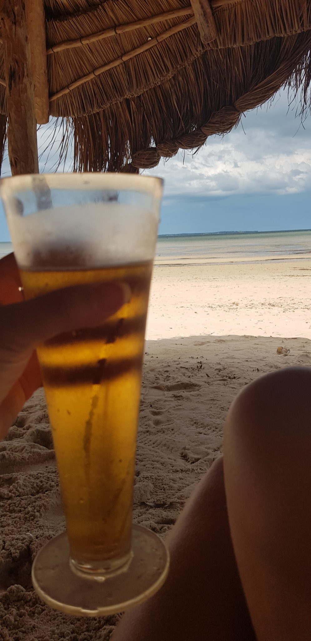 praia com cerveja