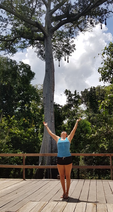 mulher com árvore ao fundo