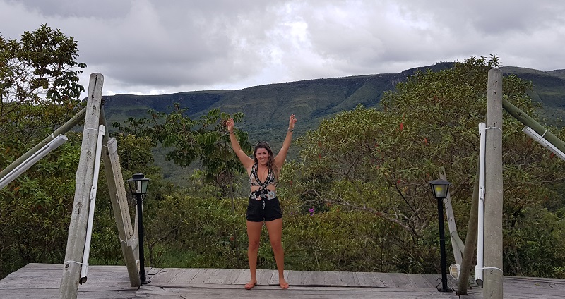 mulher na frente de uma montanha