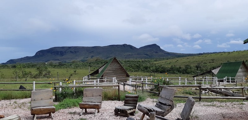 vista para uma montanha