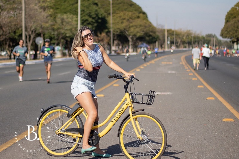 mulher no tour de bike no eixão