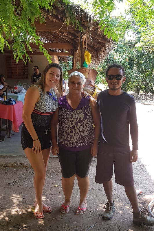 Raquel, Dona Luci e Paulo no escorrega do Betim em Aurora do Tocantins,  um pedacinho das Serras Gerais