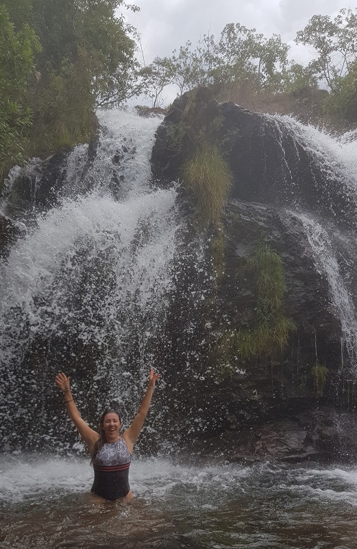 Mulher na Cachoeira das Andorinhas em Aurora do Tocantins,  um pedacinho das Serras Gerais