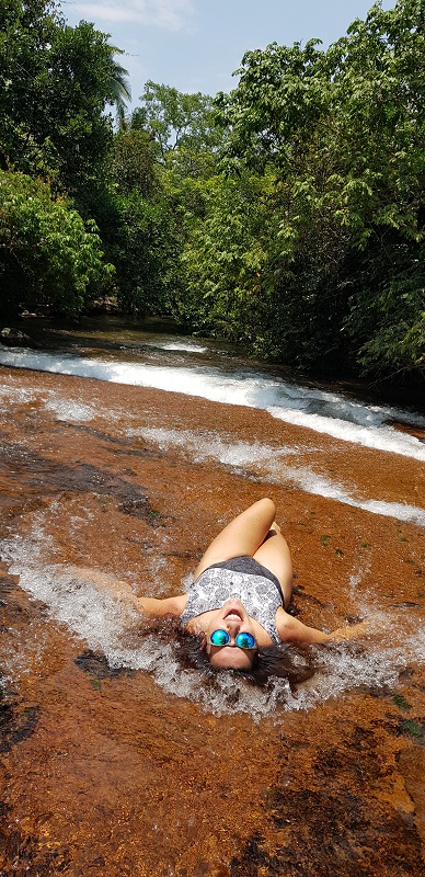 Mulher deitada no escorrega do Betim em Aurora do Tocantins,  um pedacinho das Serras Gerais