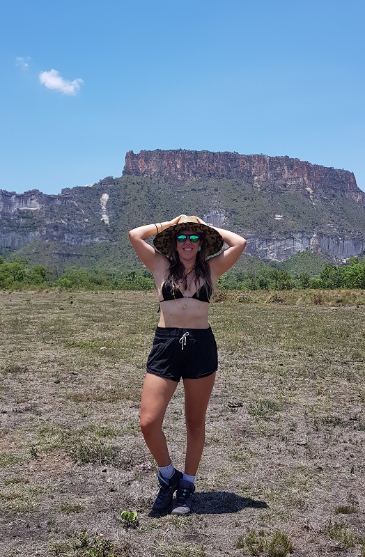 Mulher sorrindo em Aurora do Tocantins, um pedacinho das Serras Gerais