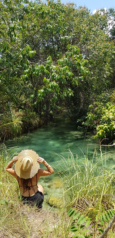 Mulher pousando de chapel no poço azul em Aurora do Tocantins,  um pedacinho das Serras Gerais