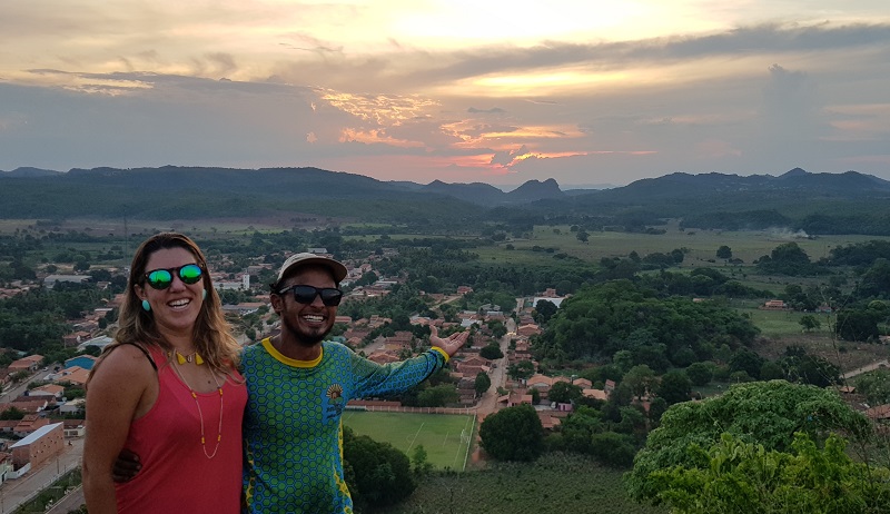 Raquel e Paulo da Desbrava Eco Tour no mirante em Aurora do Tocantins,  um pedacinho das Serras Gerais