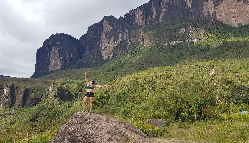 Mulher fazendo trekking