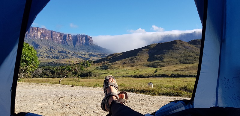 mulher dormindo em barraca durante trekking