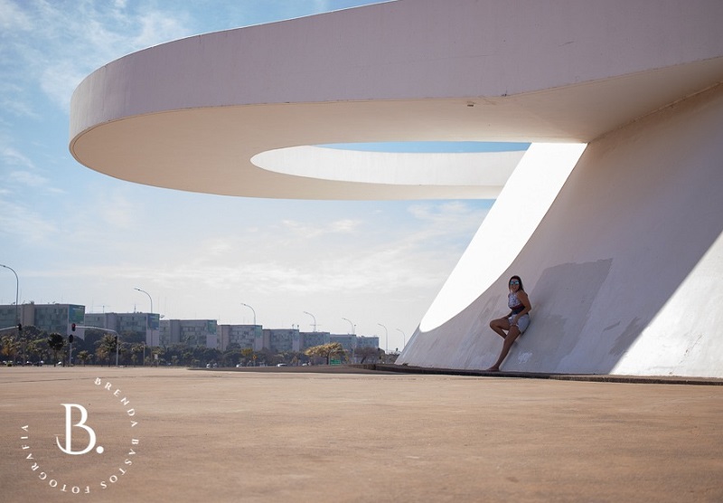 Mulher no tour de bike em baixo do Museu Nacional de Brasília