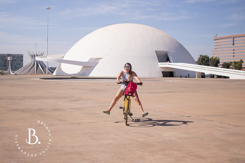 10 dicas de segurança par quem viaja sozinho, mulher passeando de bike