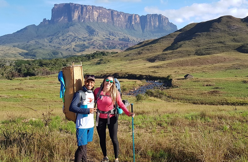 Raquel Hora com Heber da Explora Tepuy - acampamento Rio Tek