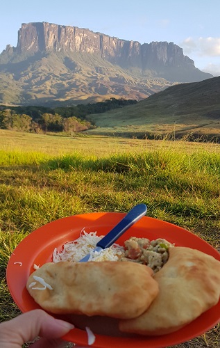 Refeição no acampamento Rio Tek