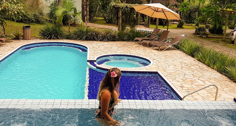 mulher na piscina